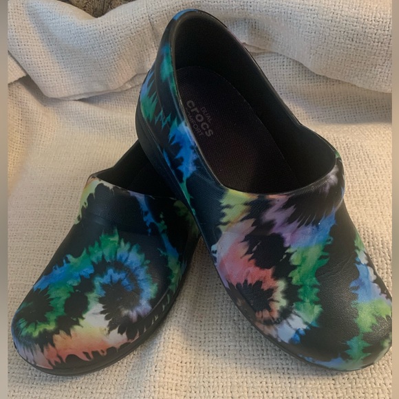 Crocs Women's Size 7 Multicolor Tie Dye Clog Shoes Slip Resistant - Picture 1 of 10
